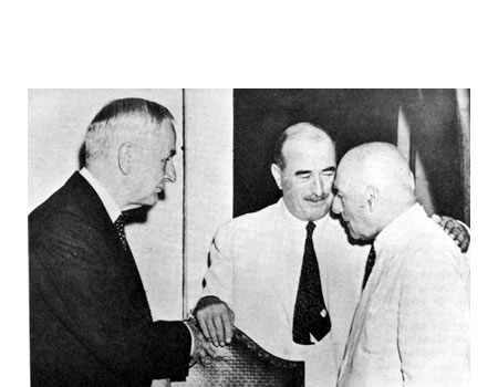 El representante argentino Leopoldo Melo y el secretario de estado de Estados Unidos Cordell Hull y Pedro Ríos en la reunion de cancilleres de La Habana en julio de 1940